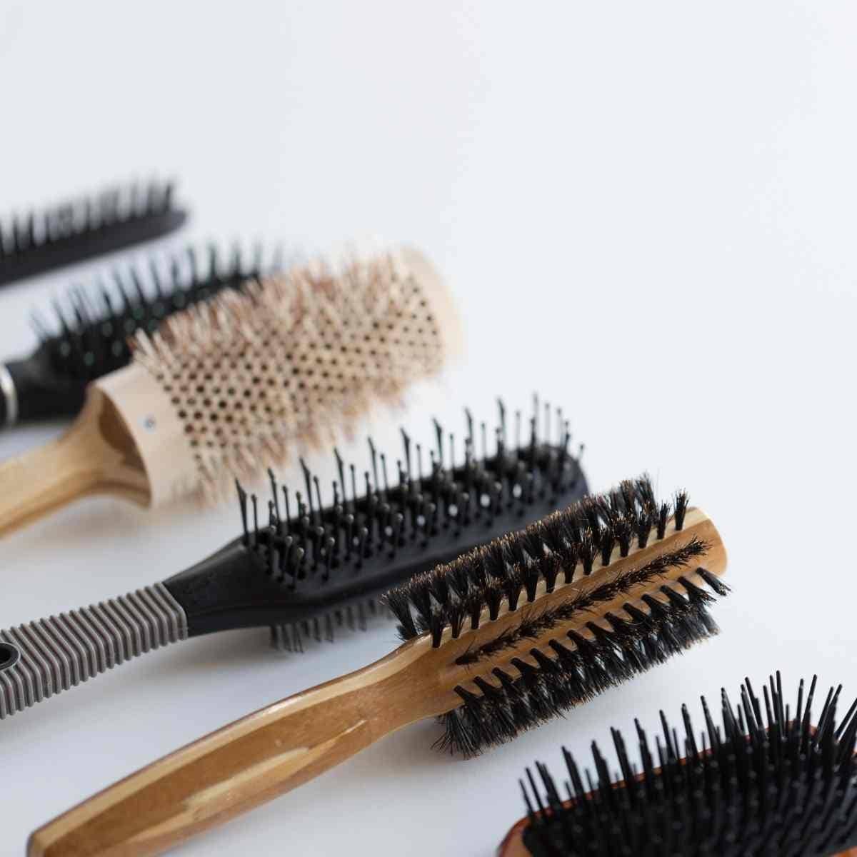 Nettoyer les brosses à cheveux, à ongles et les bigoudis
